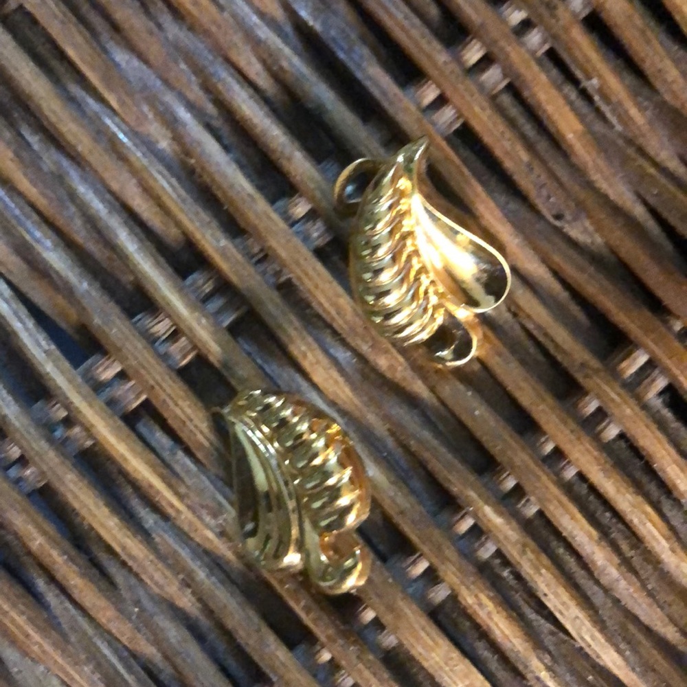 Vintage goldtone leaf earrings